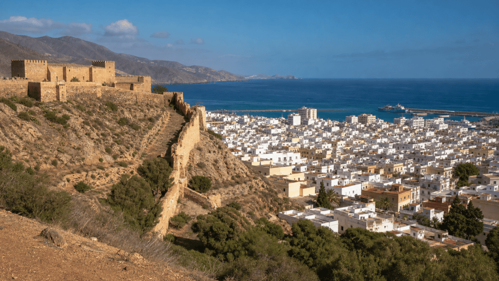 Vista panorámica de Almería con la Alcazaba, la ciudad y el mar Mediterráneo