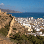 Vista panorámica de Almería con la Alcazaba, la ciudad y el mar Mediterráneo