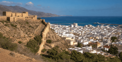 Vista panorámica de Almería con la Alcazaba, la ciudad y el mar Mediterráneo