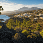 Paisaje volcánico y costa de las Islas Canarias