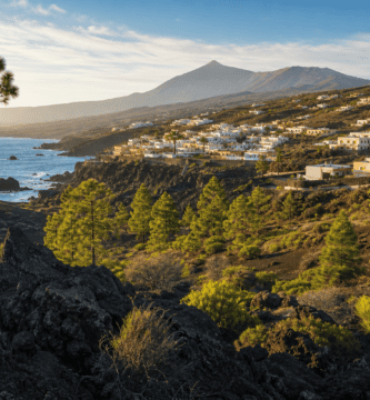 Paisaje volcánico y costa de las Islas Canarias