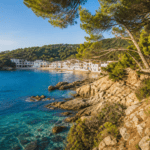 Cala rocosa de la Costa Brava con pinos y agua mediterránea
