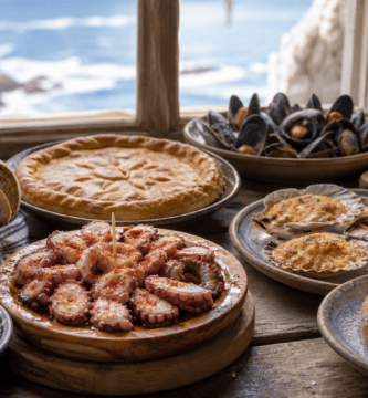 Mesa con platos tradicionales de la gastronomía gallega