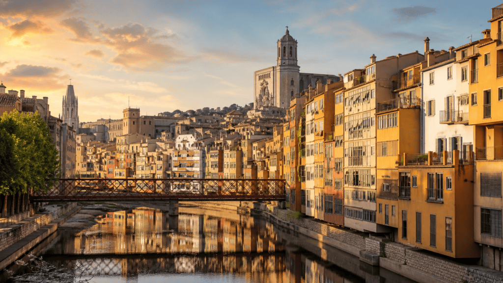 Casas de colores junto al río Onyar y casco histórico de Girona