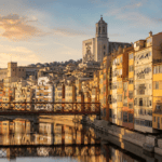 Casas de colores junto al río Onyar y casco histórico de Girona