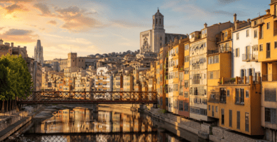 Casas de colores junto al río Onyar y casco histórico de Girona