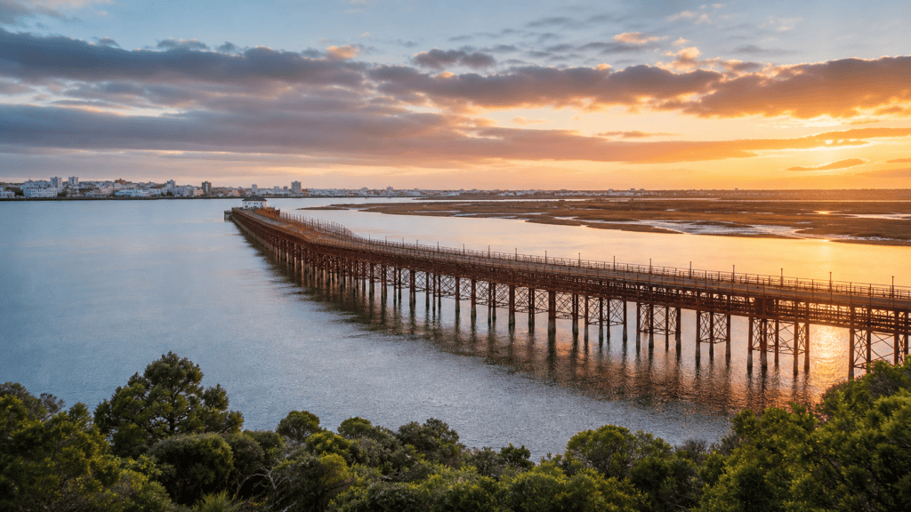 Muelle del Tinto sobre la ría de Huelva al atardecer