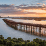 Muelle del Tinto sobre la ría de Huelva al atardecer