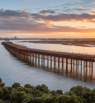 Muelle del Tinto sobre la ría de Huelva al atardecer