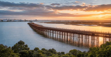 Muelle del Tinto sobre la ría de Huelva al atardecer