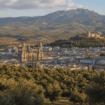 Vista panorámica de Jaén con la catedral, el castillo y campos de olivos