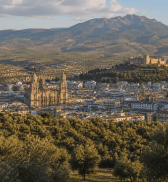 Vista panorámica de Jaén con la catedral, el castillo y campos de olivos