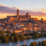 La Seu Vella de Lleida sobre la ciudad al atardecer