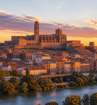 La Seu Vella de Lleida sobre la ciudad al atardecer