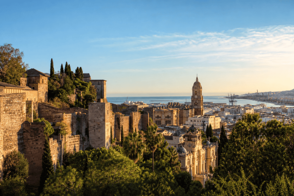 Vista panorámica de Málaga con la Alcazaba, la catedral y el mar Mediterráneo