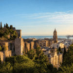 Vista panorámica de Málaga con la Alcazaba, la catedral y el mar Mediterráneo