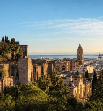 Vista panorámica de Málaga con la Alcazaba, la catedral y el mar Mediterráneo