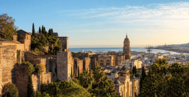 Vista panorámica de Málaga con la Alcazaba, la catedral y el mar Mediterráneo
