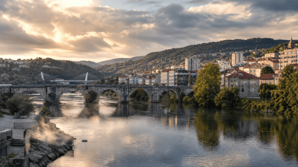 Ponte Vella sobre el río Miño y paisaje urbano de Ourense