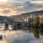Ponte Vella sobre el río Miño y paisaje urbano de Ourense