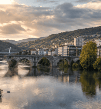 Ponte Vella sobre el río Miño y paisaje urbano de Ourense