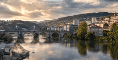 Ponte Vella sobre el río Miño y paisaje urbano de Ourense