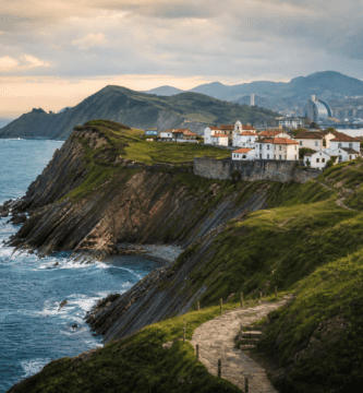 Paisaje costero del País Vasco con acantilados y mar Cantábrico