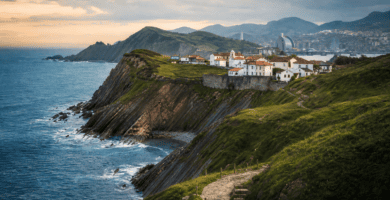 Paisaje costero del País Vasco con acantilados y mar Cantábrico