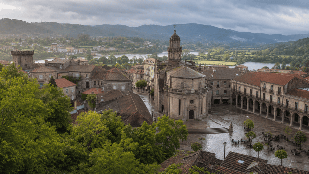Vista panorámica del casco histórico y el río Lérez en Pontevedra