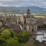 Vista panorámica del casco histórico y el río Lérez en Pontevedra