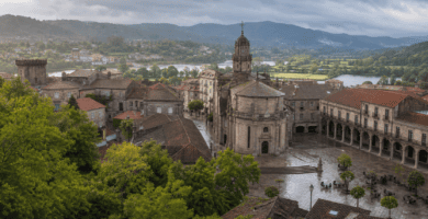 Vista panorámica del casco histórico y el río Lérez en Pontevedra