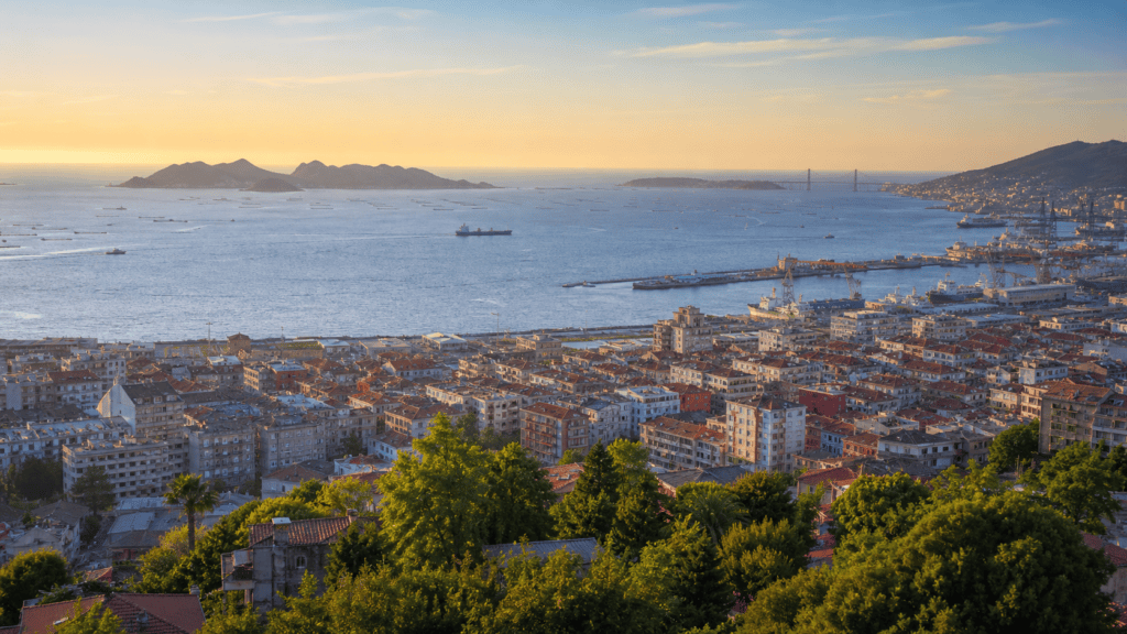 Vista panorámica de Vigo, su puerto, la ría y las islas Cíes