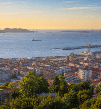 Vista panorámica de Vigo, su puerto, la ría y las islas Cíes