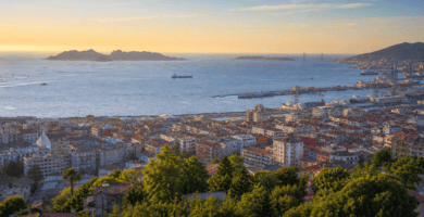 Vista panorámica de Vigo, su puerto, la ría y las islas Cíes